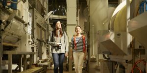 エンタメ化の音声ガイドは必須?！いま求められる工場見学とは